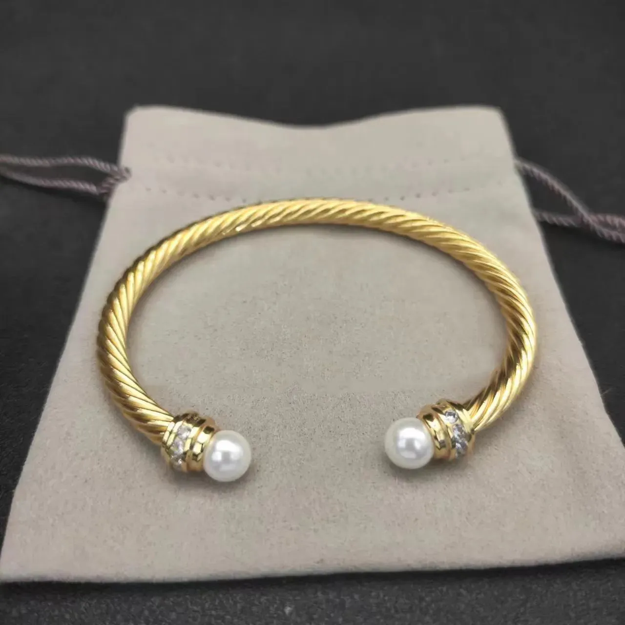 Classic Luxury Bracelets for Women Designer Fashion Jewelry in Gold Silver Pearl Cross Diamond Hip Hot Perfect for Parties Weddings Gifts Wholesale