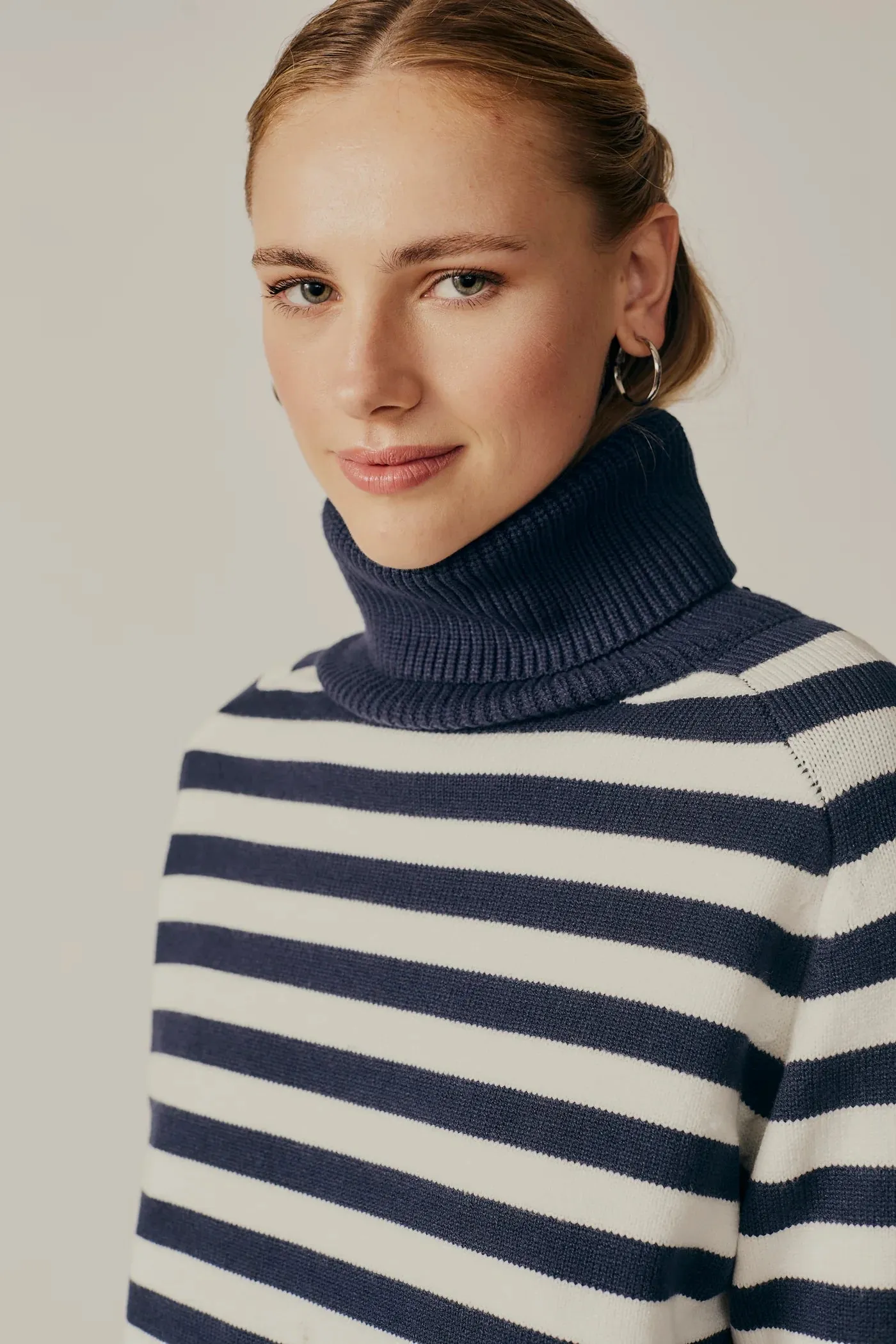 DELUC PUGLIESE STRIPED TURTLENECK SWEATER - STRIPED NAVY/CREAM