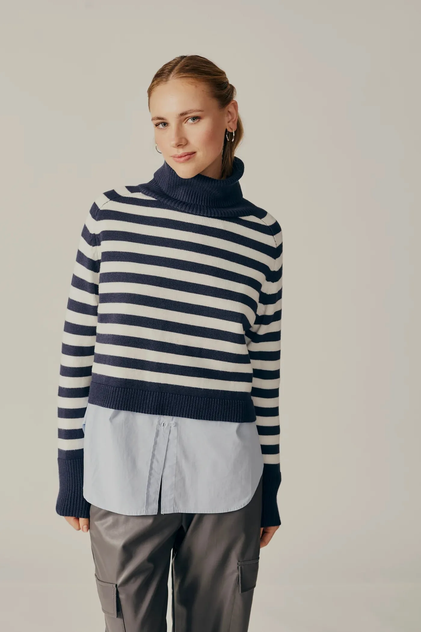 DELUC PUGLIESE STRIPED TURTLENECK SWEATER - STRIPED NAVY/CREAM