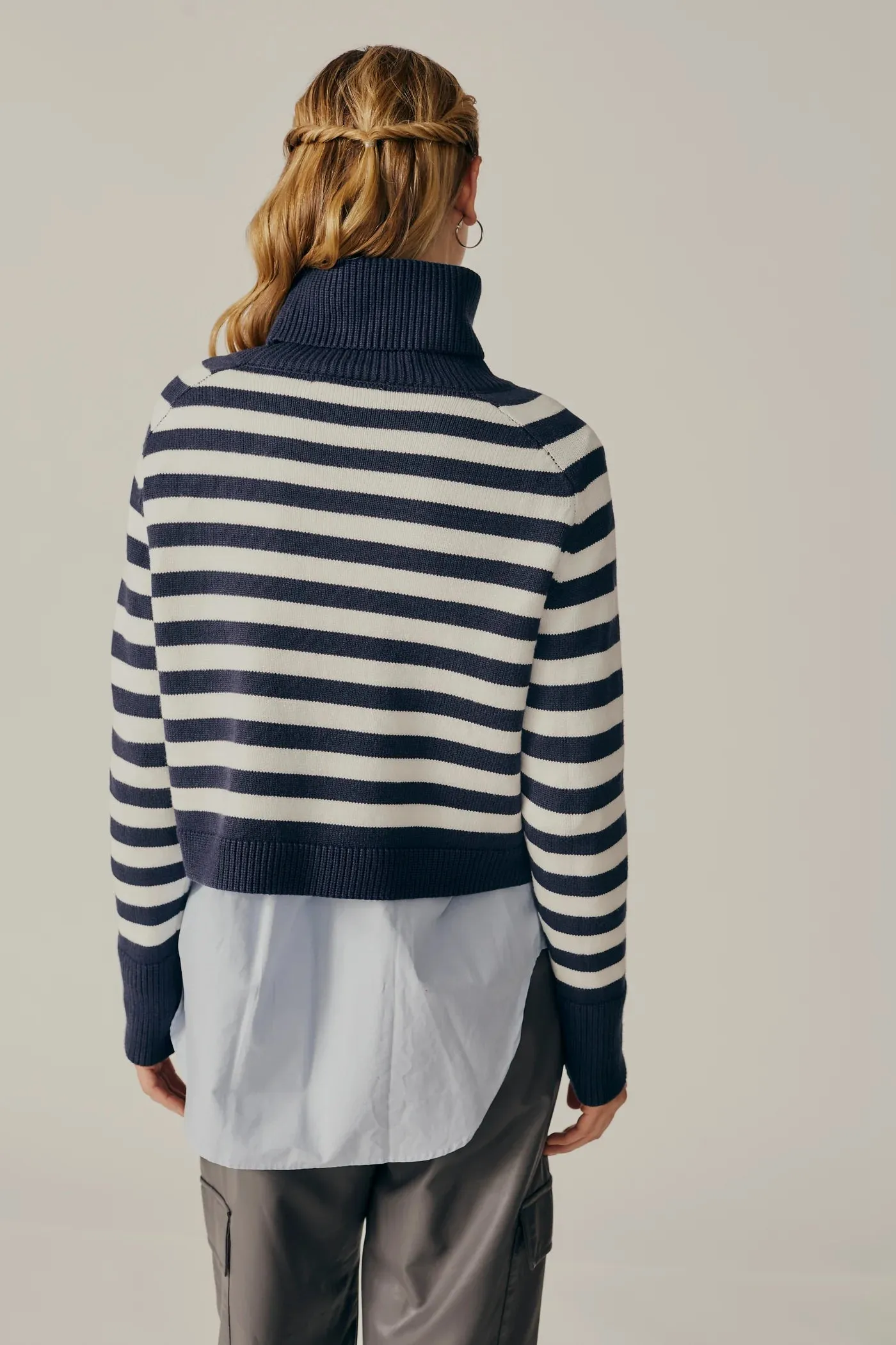 DELUC PUGLIESE STRIPED TURTLENECK SWEATER - STRIPED NAVY/CREAM