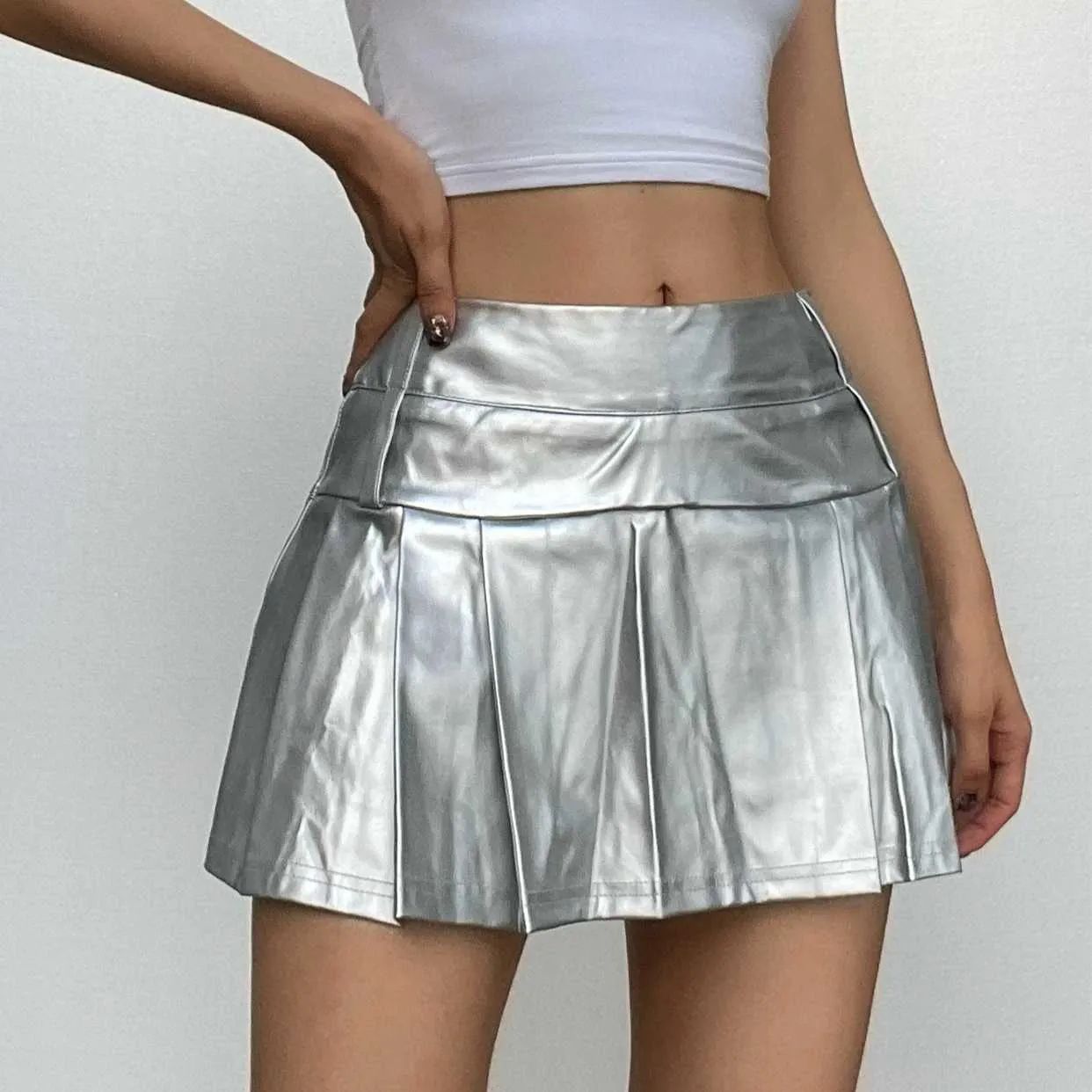 Zip-up metallic pleated medium rise solid mini skirt